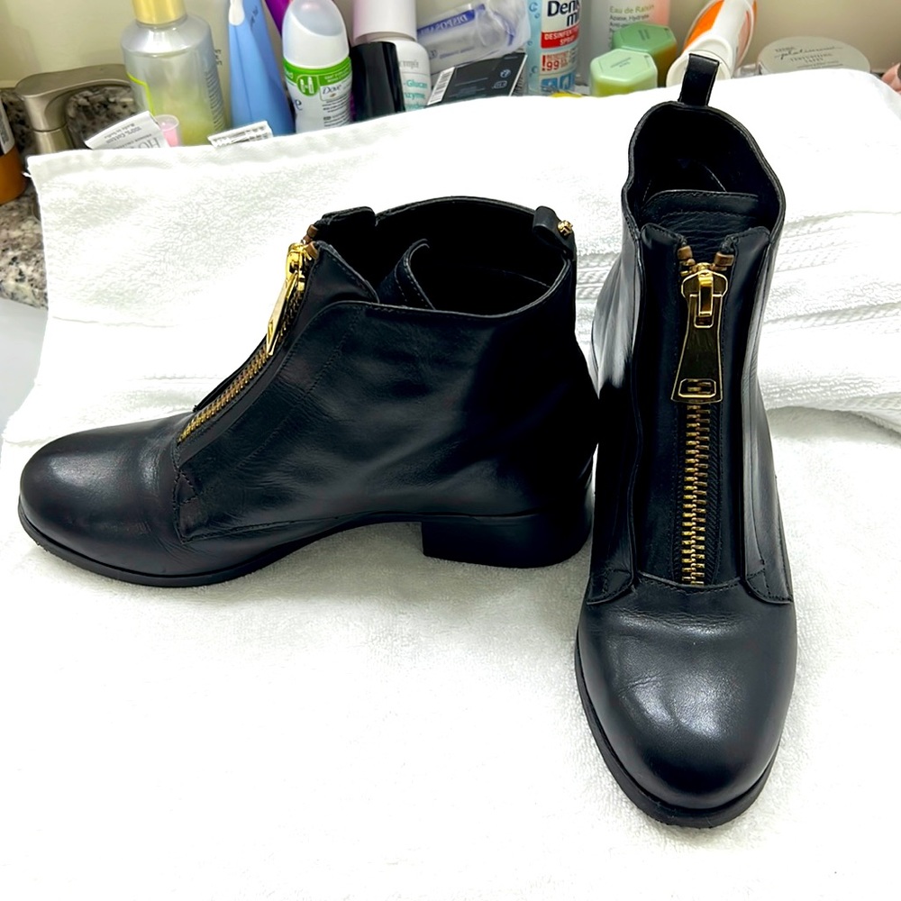 EUC BLAQUÉ Black leather booties size 8